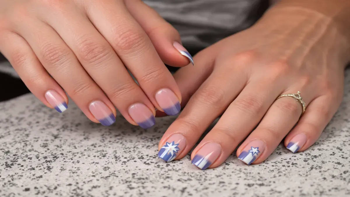 Ongles décorés avec du vernis bleu et blanc.
